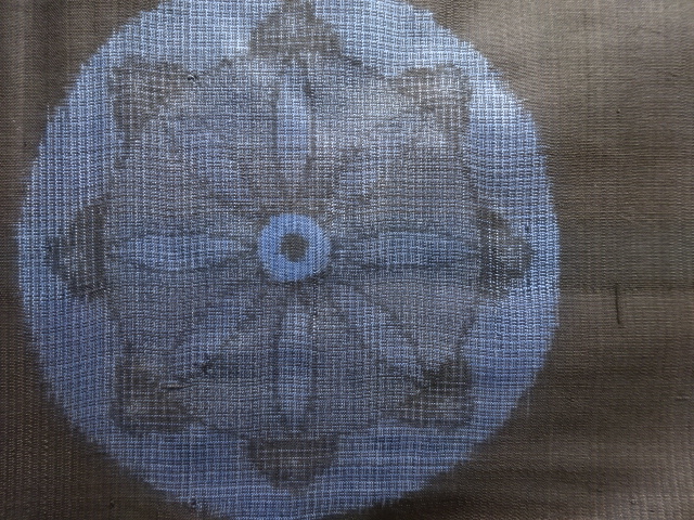 アンティーク　華紋織出し本場泥大島紬着物（割り込み絣）